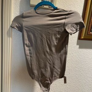 SKIMS ESSENTIAL BODYSUIT IN LIGHT GREY xs